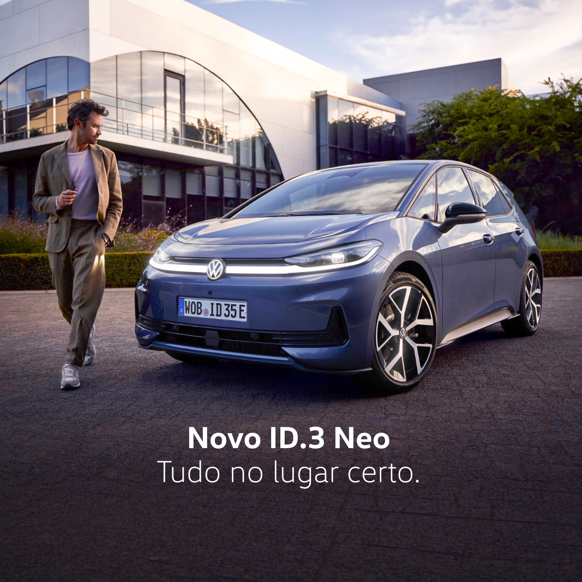 Volkswagen ID.3 NEO visto de traseira junto a uma paisagem natural